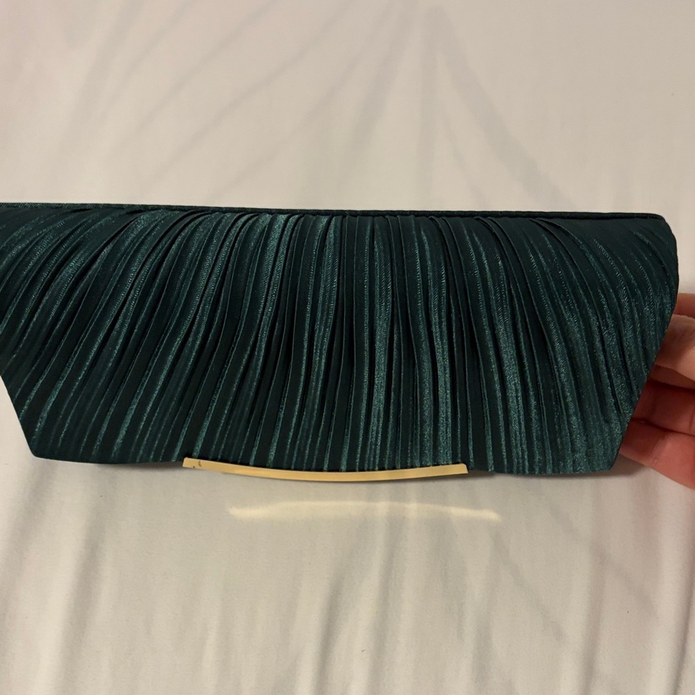 Elegant Green Clutch with Gold Chain - Picture 5 of 6